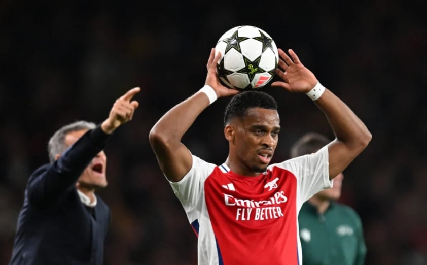Lo lắng gia tăng về tình trạng của Jurrien Timber sau khi bị thay ra giữa chừng trong trận thắng PSG của Arsenal