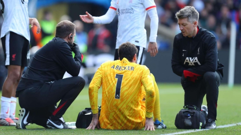 Liverpool bị đòn giáng mạnh khi thủ thành Alisson nghỉ 6 tuần