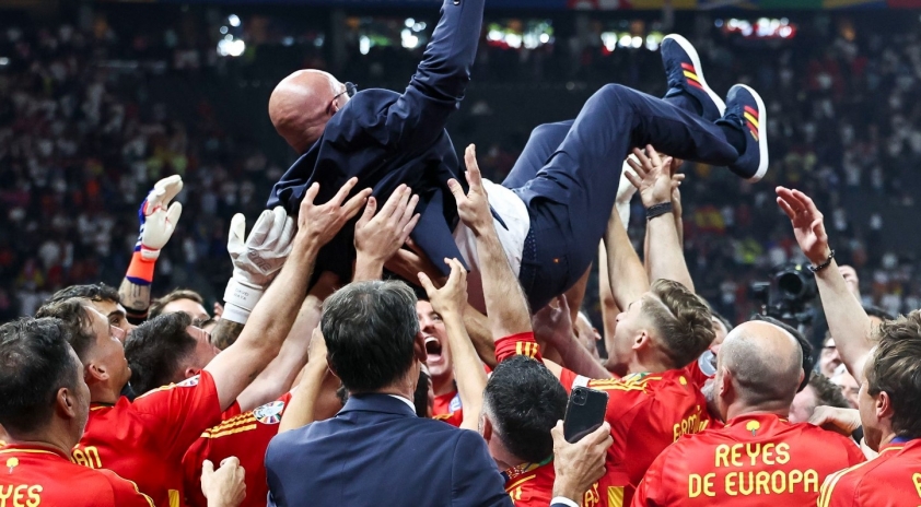 Luis de la Fuente băn khoăn về tương lai bất định sau thành công lịch sử của Tây Ban Nha