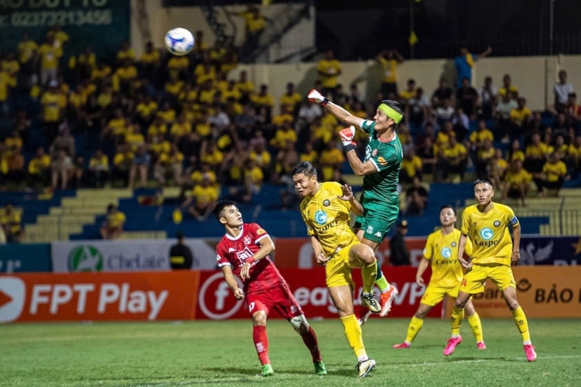 Lộ diện sự bất công trong lịch thi đấu V-League Thanh Hóa khổ sở vì phải ngủ tại sảnh chờ sân bay