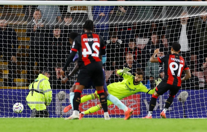 Thất bại cay đắng của Arsenal trước Bournemouth sau tấm thẻ đỏ của Saliba