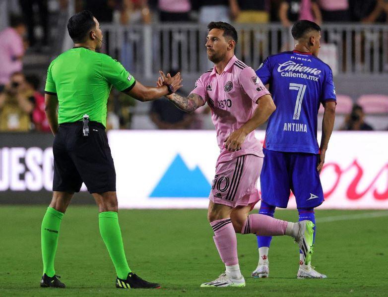 Thấu hiểu sự khác biệt trong tính cách của Messi và Ronaldo qua lăng kính trọng tài