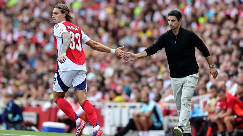 Hàng thủ Arsenal lung lay trước cuộc đối đầu với Liverpool, Arteta lo lắng khi Calafiori gặp chấn thương