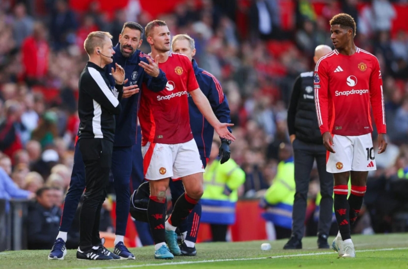 Trợ lý huấn luyện viên MU Darren Fletcher đối mặt với án phạt của FA vì hành vi không đúng mực