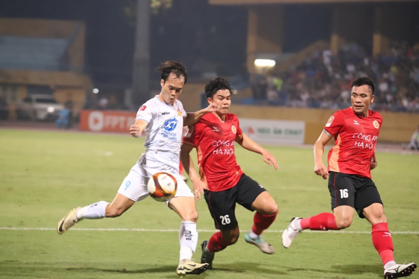 VAR lên sàn tại V-League 2024/25 Công nghệ hỗ trợ định đoạt cục diện vòng 5