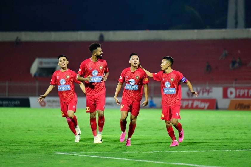 Ngày đen tại V-League Thái Sơn may mắn thoát chấn thương sau pha vào bóng triệt hạ