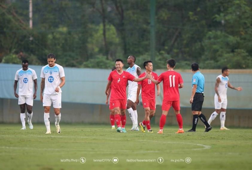 Đội tuyển Việt Nam căng sức đấu tập với Nam Định trước thềm FIFA Days