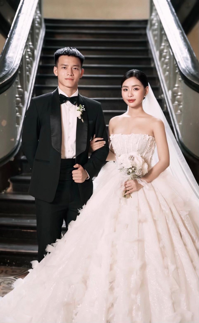 Tiền đạo Nguyễn Thanh Nhàn thông báo sắp kết hôn bạn gái kém 1 tuổi, đồng đội đồng loạt gửi lời chúc mừng