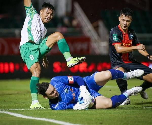 Văn Lâm tỏa sáng giúp Ninh Bình vào vòng 16 đội Cúp Quốc gia