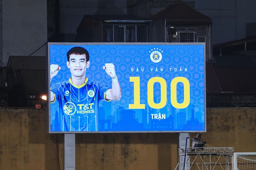 Đậu Văn Toàn cán mốc 100 trận tại Hà Nội FC và nhận lời chúc từ VFF