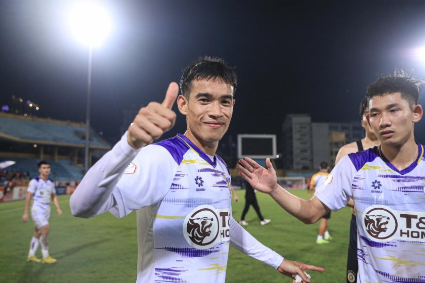 Đậu Văn Toàn cán mốc 100 trận tại Hà Nội FC và nhận lời chúc từ VFF