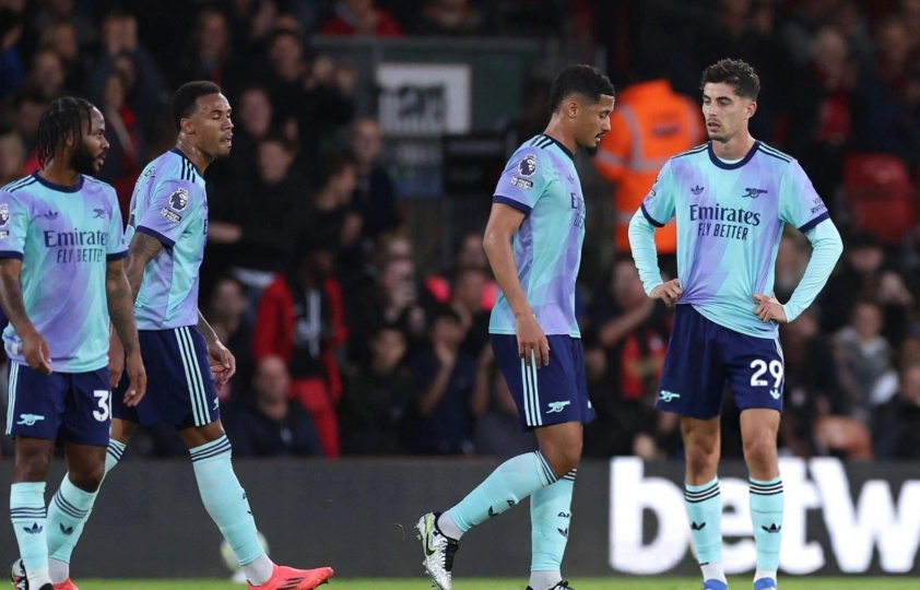 Hàng thủ Arsenal lung lay trước cuộc đối đầu với Liverpool, Arteta lo lắng khi Calafiori gặp chấn thương