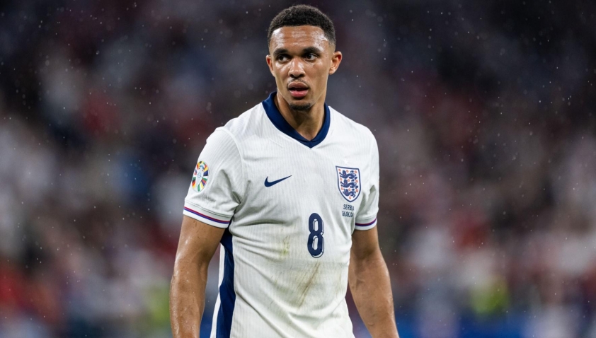 Trent Alexander-Arnold Sứ mệnh trở thành Hậu vệ cánh đầu tiên giành Quả bóng vàng
