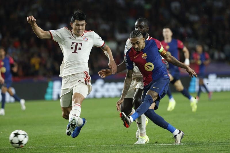 Barca của Hansi Flick áp đảo Bayern của Vincent Kompany
