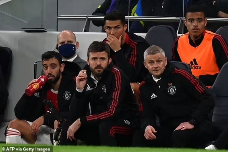 Michael Carrick thể hiện sự sẵn sàng trở lại Manchester United nếu Erik ten Hag bị sa thải