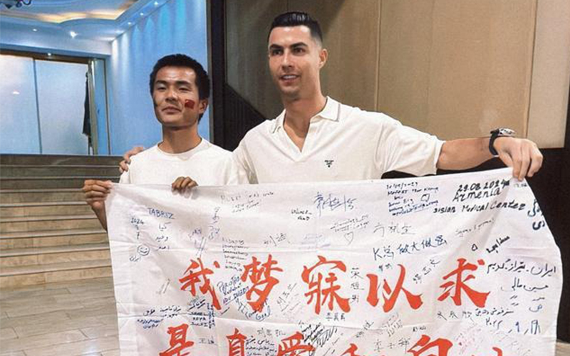 Chàng trai vượt 13.000km bằng xe đạp đến Ả Rập chỉ để gặp Ronaldo