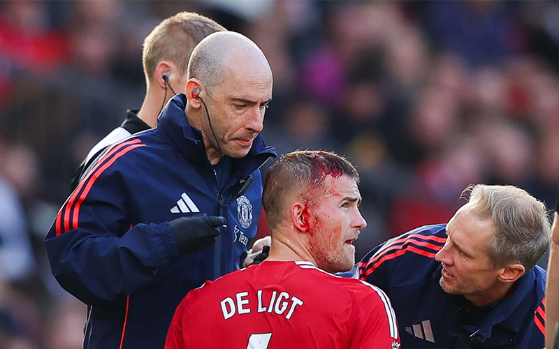 De Ligt chấn thương đầu, máu đổ trên sân Old Trafford