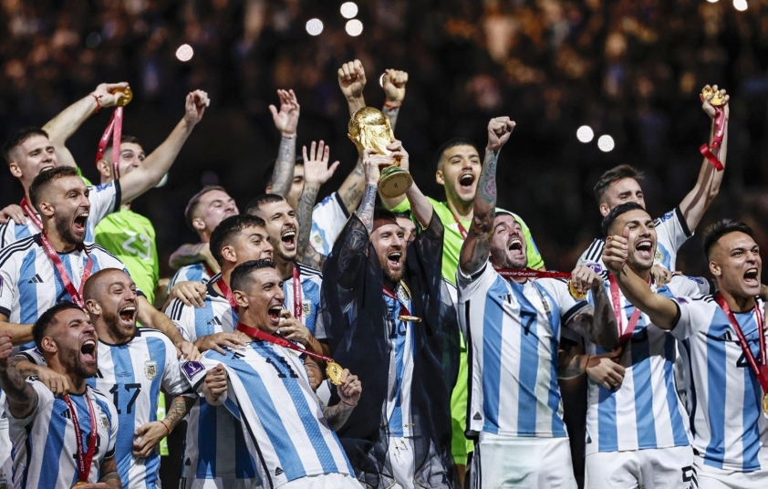 Lionel Messi Cầu thủ xuất sắc nhất mọi thời đại, Quật ngã Cristiano Ronaldo theo lời Arjen Robben