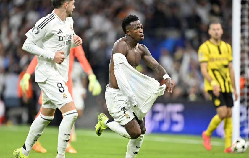 Vinicius tỏa sáng rực rỡ, nhận được lời khen ngợi từ các huyền thoại