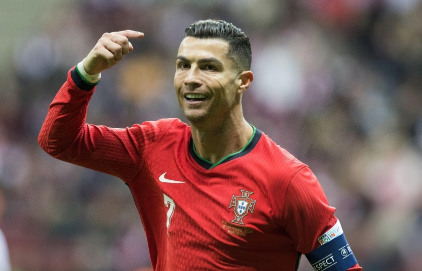 Cristiano Ronaldo Dấu ấn kép trong trận đấu với Ba Lan - Bàn thắng lịch sử và nghĩa cử đẹp