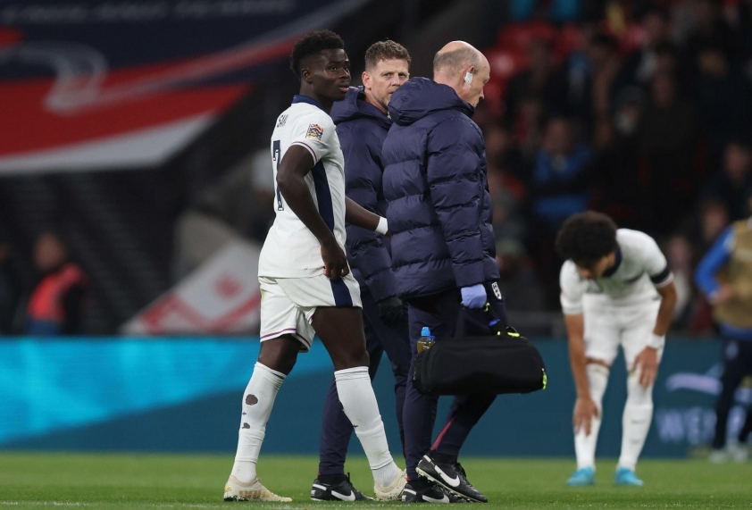 Bukayo Saka rời trại huấn luyện của ĐT Anh vì chấn thương, hồi phục tại Arsenal