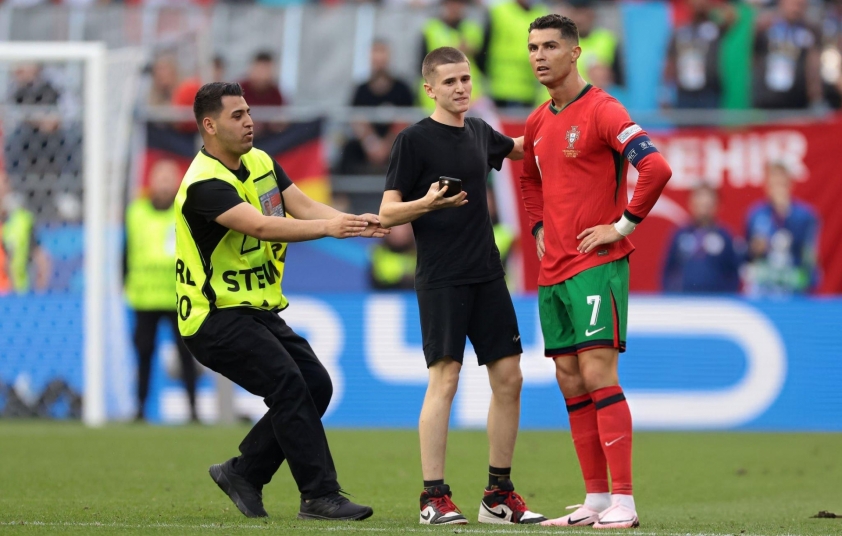 Cristiano Ronaldo Dấu ấn kép trong trận đấu với Ba Lan - Bàn thắng lịch sử và nghĩa cử đẹp