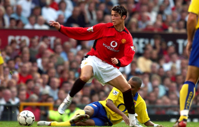 Cristiano Ronaldo suýt khoác áo Arsenal Mối lương duyên đưa huyền thoại Bồ Đào Nha đến Manchester United