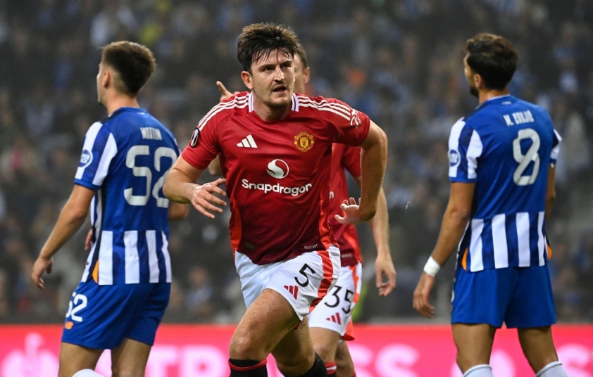 Trợ lý HLV Van Nistelrooy của Man Utd có yêu cầu lạ với trọng tài Xin thẻ phạt