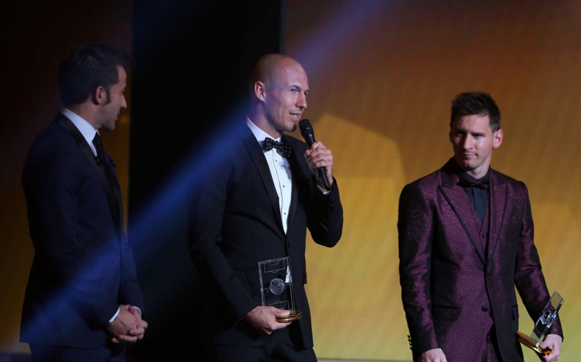Lionel Messi Cầu thủ xuất sắc nhất mọi thời đại, Quật ngã Cristiano Ronaldo theo lời Arjen Robben