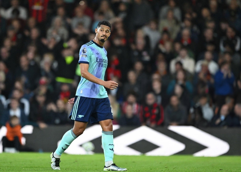 Thẻ đỏ cản trở tham vọng vô địch của Arsenal