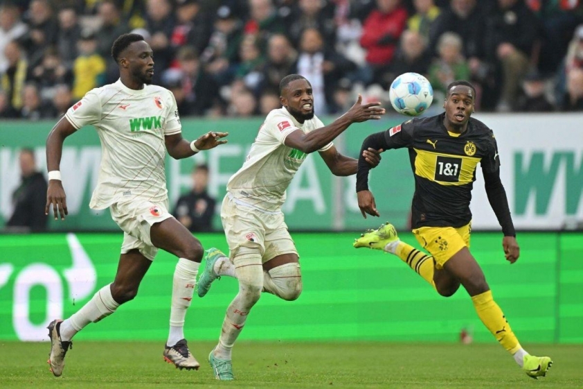 Dortmund sảy chân trước Augsburg, nhận thất bại ngược