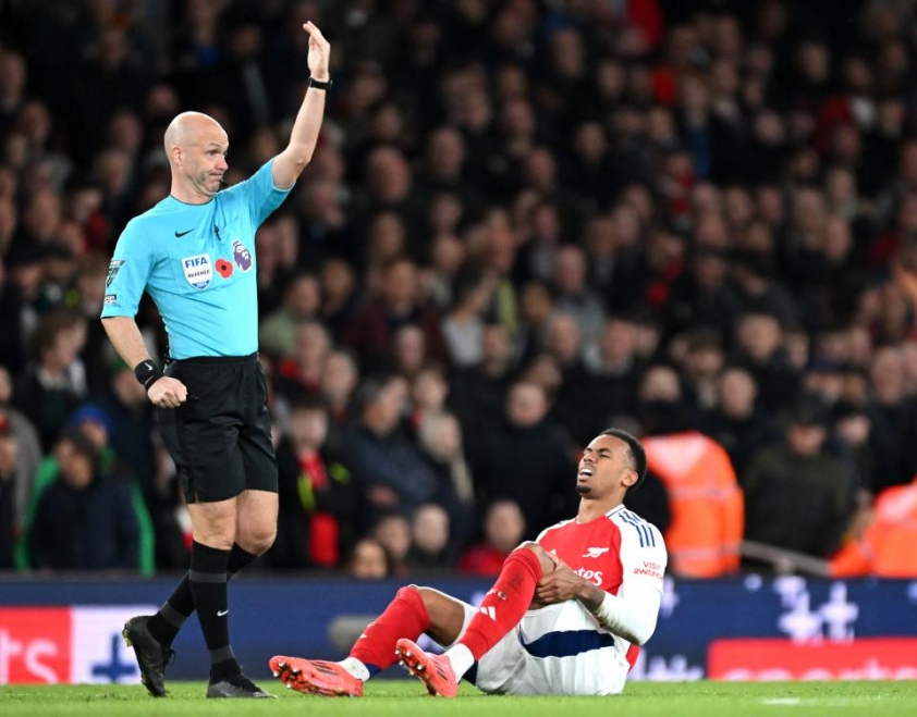 Khủng hoảng chấn thương giáng mạnh vào Arsenal, Gabriel Magalhaes rời sân vì chấn thương đầu gối