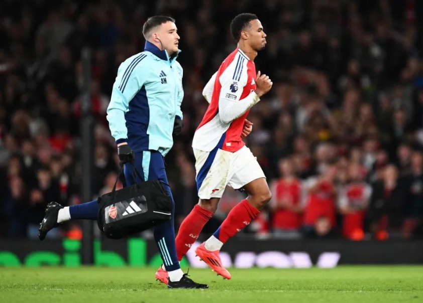 Khủng hoảng chấn thương giáng mạnh vào Arsenal, Gabriel Magalhaes rời sân vì chấn thương đầu gối