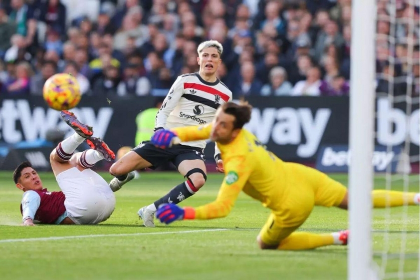 Cơn thịnh nộ của người hâm mộ Man United tập trung vào Alejandro Garnacho và sai lầm của Erik ten Hag sau trận thua thảm hại trước West Ham