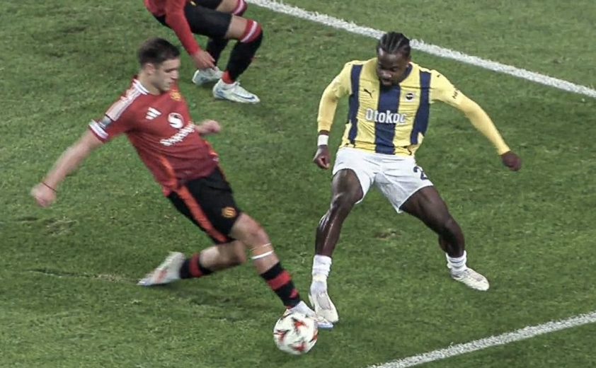 Tấm thẻ đỏ của Mourinho trong trận đấu với Fenerbahce