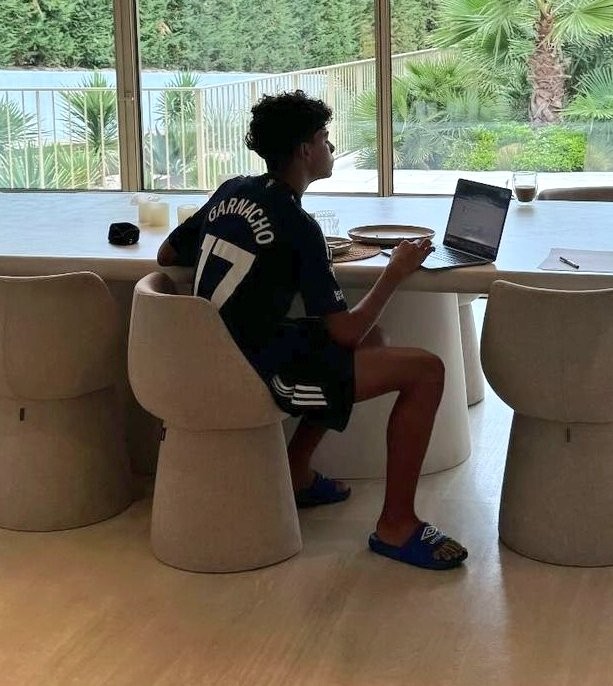 Cristiano Jr khoác lên mình áo đấu Man Utd, thắp sáng hy vọng tái hiện hào quang của cha