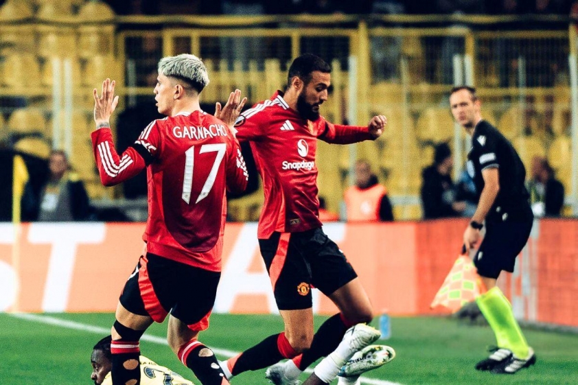 HLV Ten Hag bất ngờ đưa Mazraoui chơi vị trí số 10 trong trận của MU với Fenerbahce