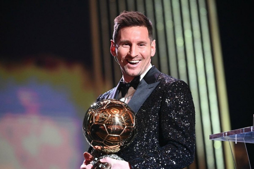 Khoảnh khắc hiếm hoi Messi cố tình làm bẽ mặt đối thủ vì Quả bóng vàng