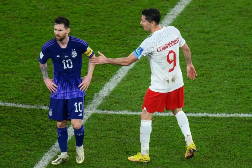 Khoảnh khắc hiếm hoi Messi cố tình làm bẽ mặt đối thủ vì Quả bóng vàng