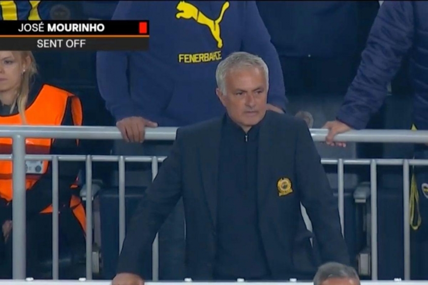 Tấm thẻ đỏ của Mourinho trong trận đấu với Fenerbahce