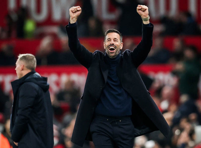 Van Nistelrooy thắp sáng MU, đặt câu hỏi về sự vội vàng của BLĐ trong việc tìm kiếm Amorim