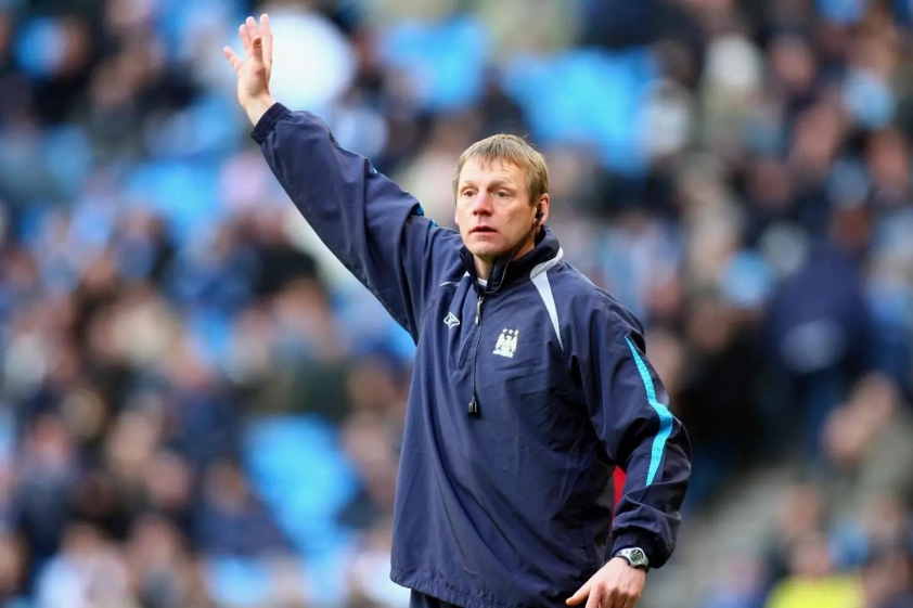 Man City có nên tài trợ cho Sir Alex Ferguson để giữ chân ông tại Man United?