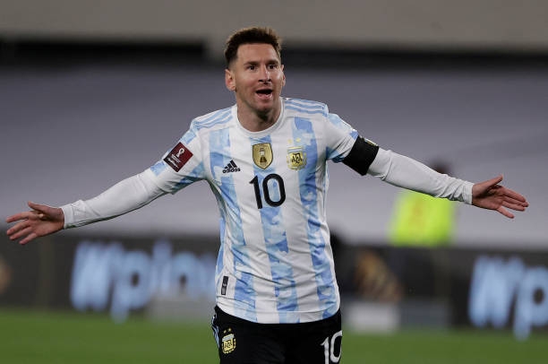 Cảm động Cầu thủ trẻ Argentina khắc hình Messi lên cánh tay sau khi được ký tặng