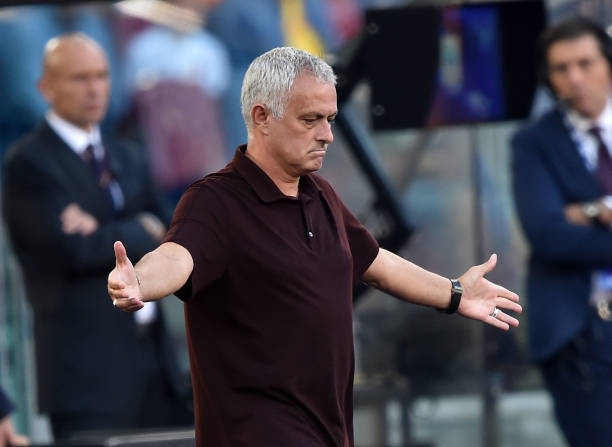 Cơn thịnh nộ của Mourinho Bị đuổi khỏi sân và chỉ trích gay gắt trọng tài sau thất bại của Roma