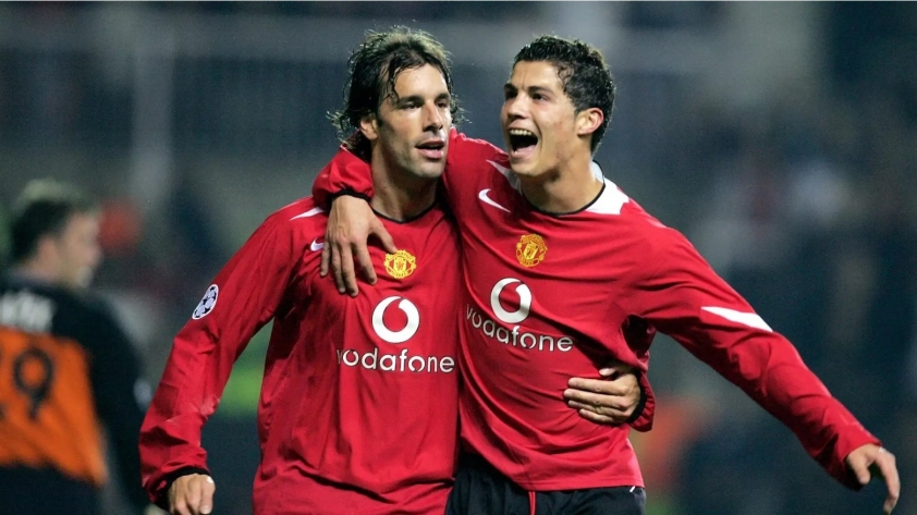Cuộc tranh cãi nảy lửa với Van Nistelrooy khiến Ronaldo bật khóc trong buổi tập ở Man United