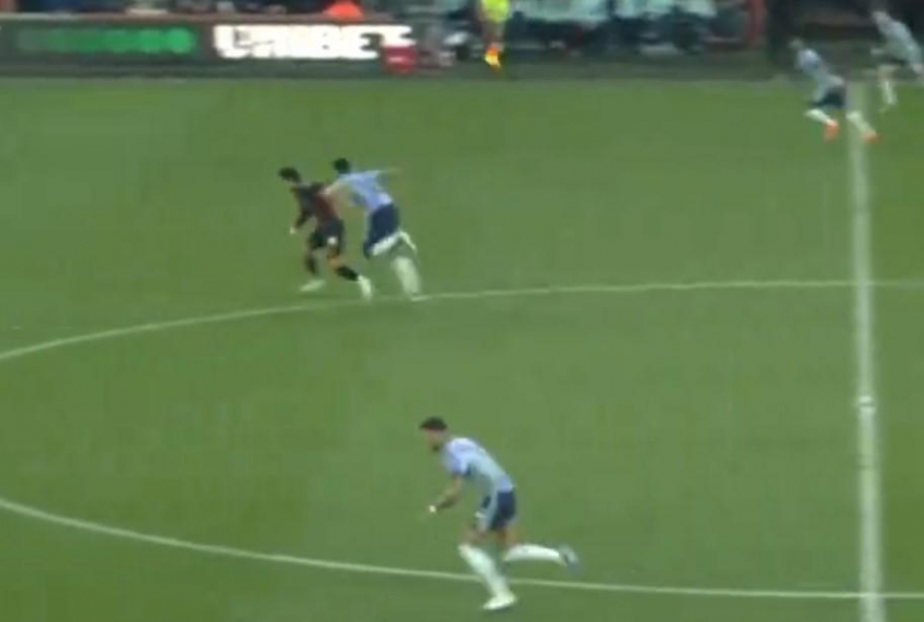 Quyết định gây tranh cãi trong trận Liverpool đấu Chelsea Thẻ vàng cho Adarabioyo trong khi Saliba nhận thẻ đỏ