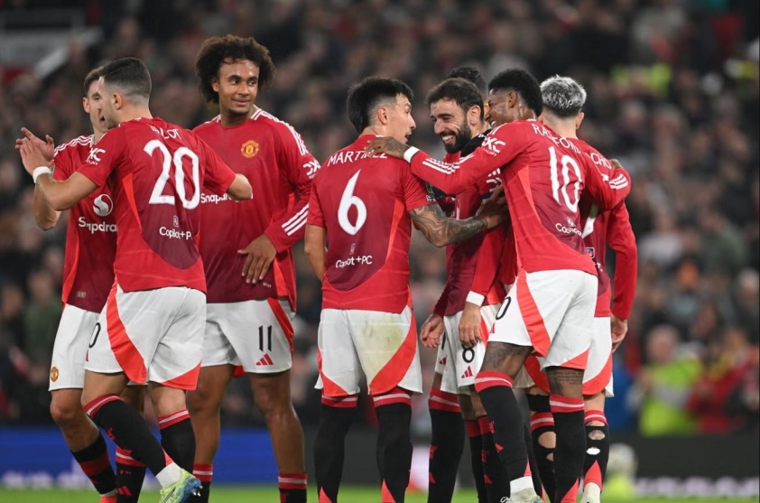 Ruud van Nistelrooy ghi dấu ấn ấn tượng trong trận ra mắt, Man United đè bẹp Leicester 5-2
