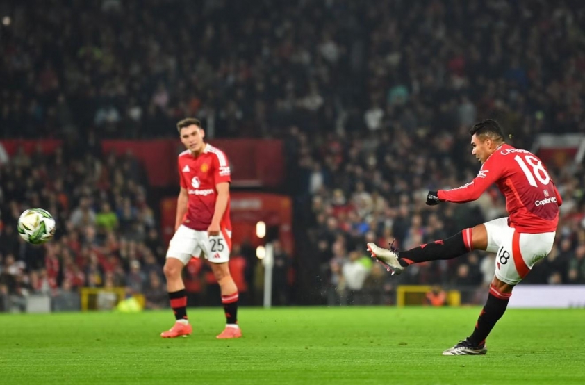Ruud van Nistelrooy ghi dấu ấn ấn tượng trong trận ra mắt, Man United đè bẹp Leicester 5-2