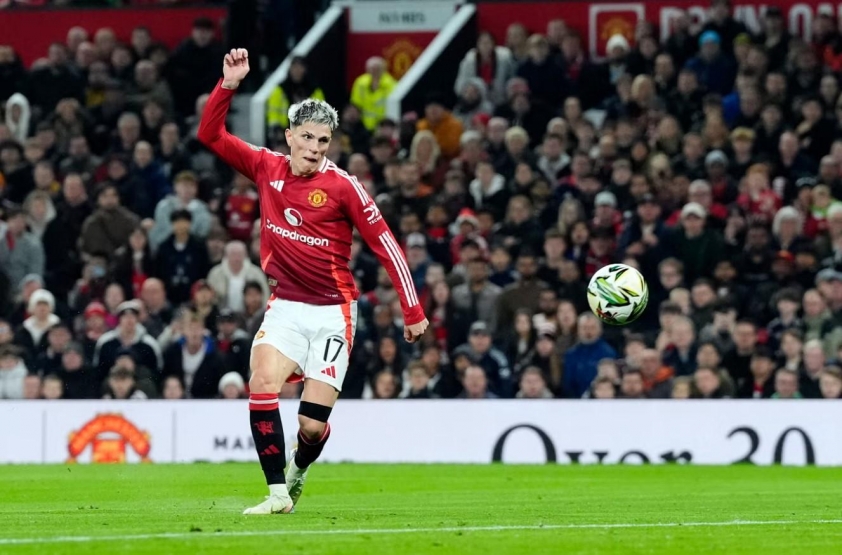 Ruud van Nistelrooy ghi dấu ấn ấn tượng trong trận ra mắt, Man United đè bẹp Leicester 5-2