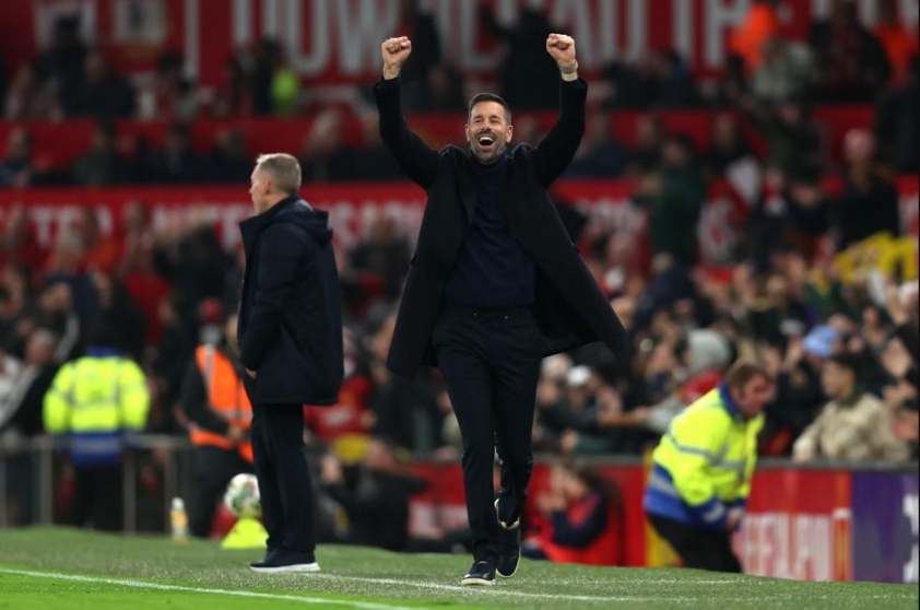 Ruud van Nistelrooy ghi dấu ấn ấn tượng trong trận ra mắt, Man United đè bẹp Leicester 5-2